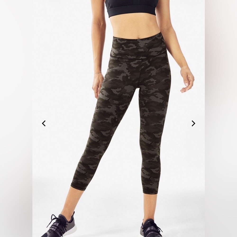 Fabletics Camo 3/4 length leggings